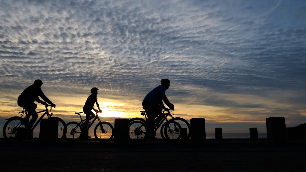 Cyclists at sunset by zwitserw