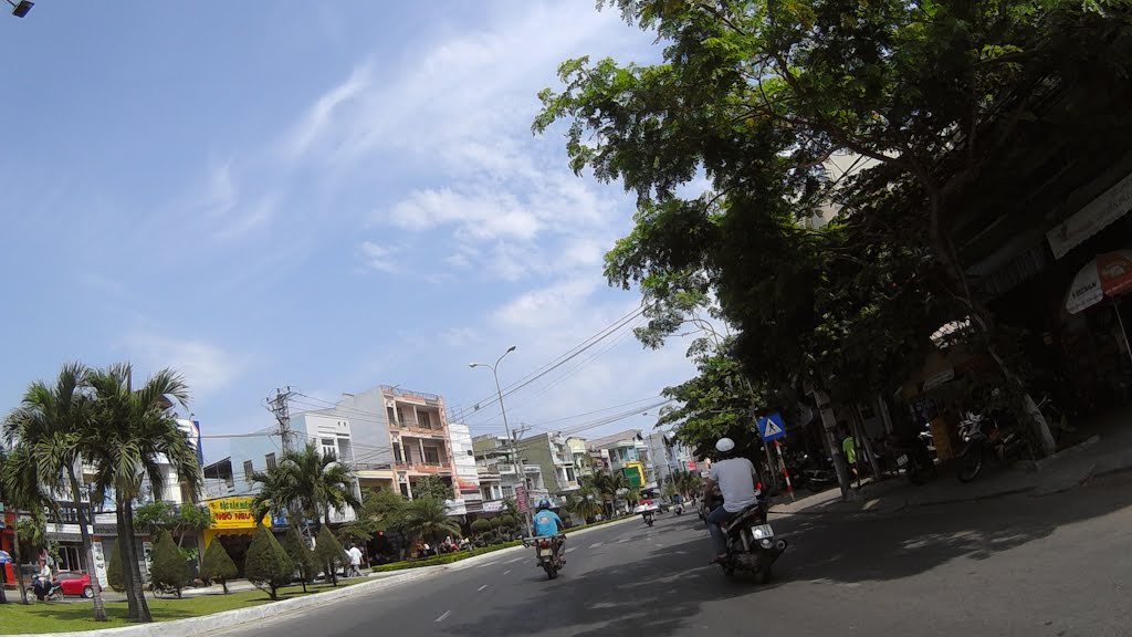 Thạc Gián, Thanh Khê, Đà Nẵng, Vietnam by Nguyễn Linh