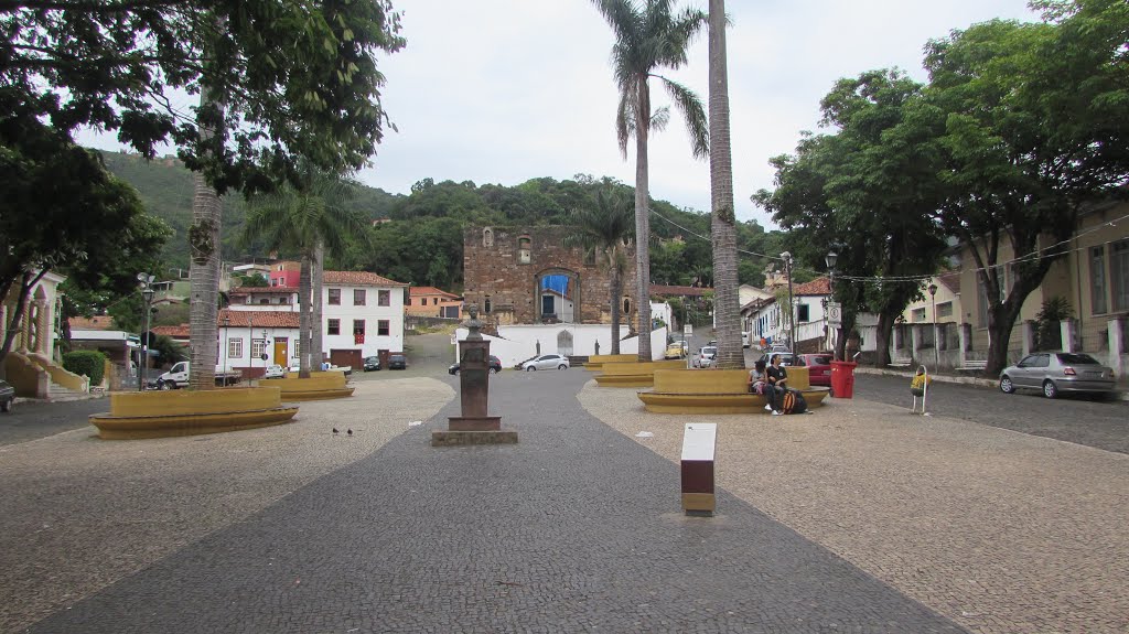 Praça em frente as Ruínas da Igreja Nossa Senhora do Rosário 2 (by Salvio) by Salvio S. Pereira do…