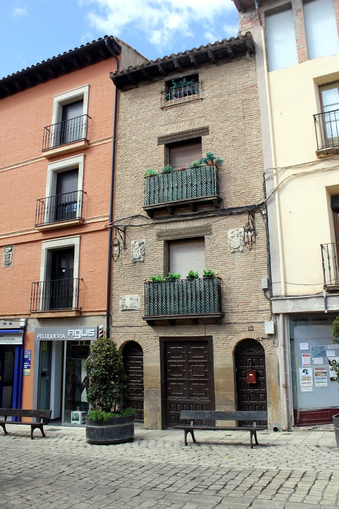 TUDELA (NAVARRA) PRECIOSA FACHADA, CON HERÁLDICA, EN LA PLAZA DEL MERCADO by JOSE LUIS OROÑEZ