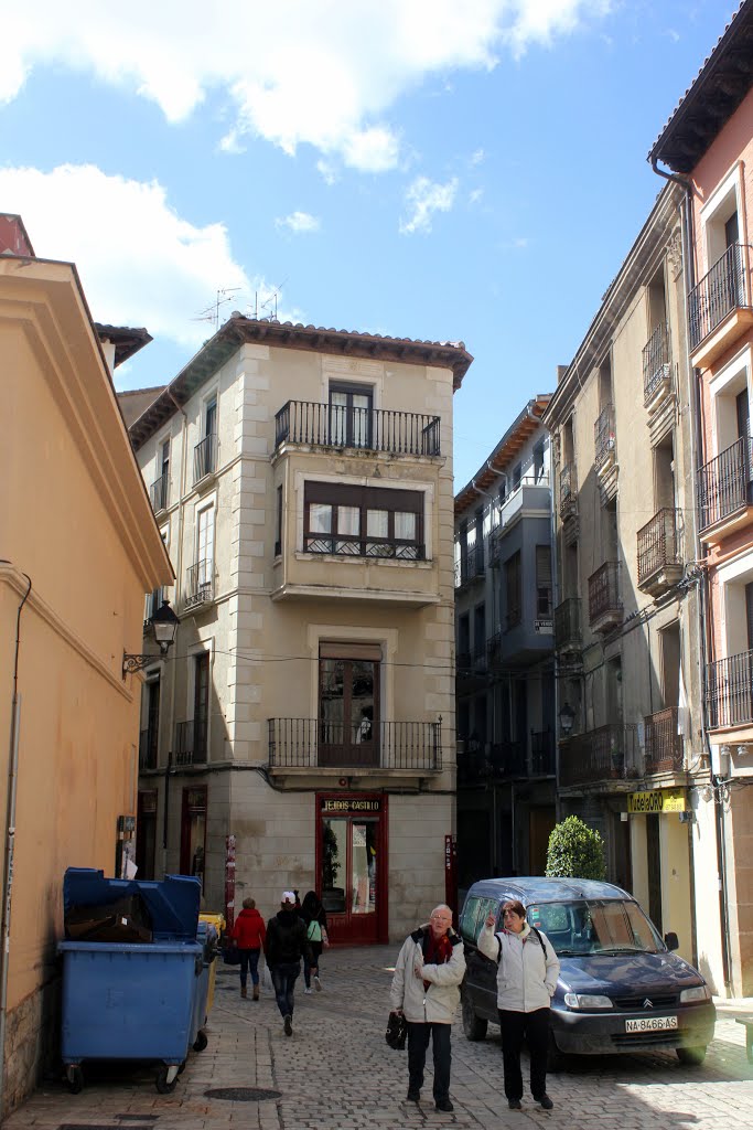 TUDELA (NAVARRA) EDIFICIO A DOS CALLES, CONCARERA Y ARBOLANCHA, DESDE LA PLAZA DEL MERCADO, EN EL CASCO VIEJO DE TUDELA by JOSE LUIS OROÑEZ