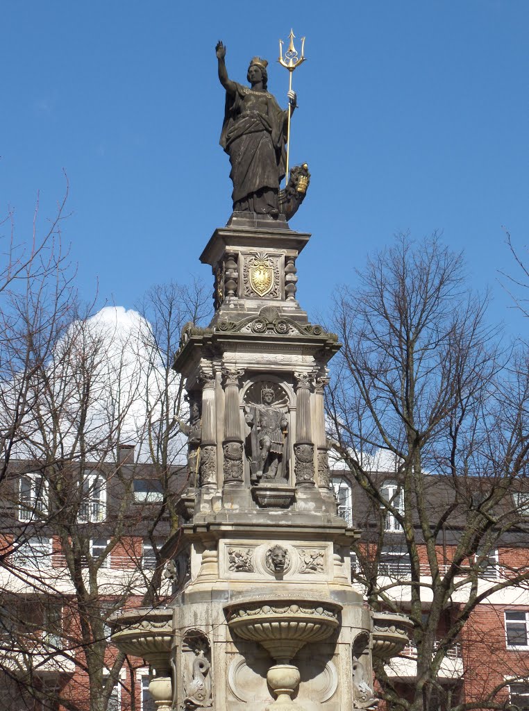 Figur der Hammonia auf dem Brunnen am Hansaplatz by vp_hmbg-PRO PANORAMI…