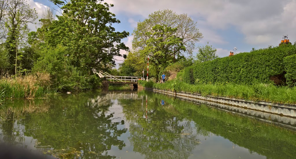 Basingstoke canal by Robbob Tun