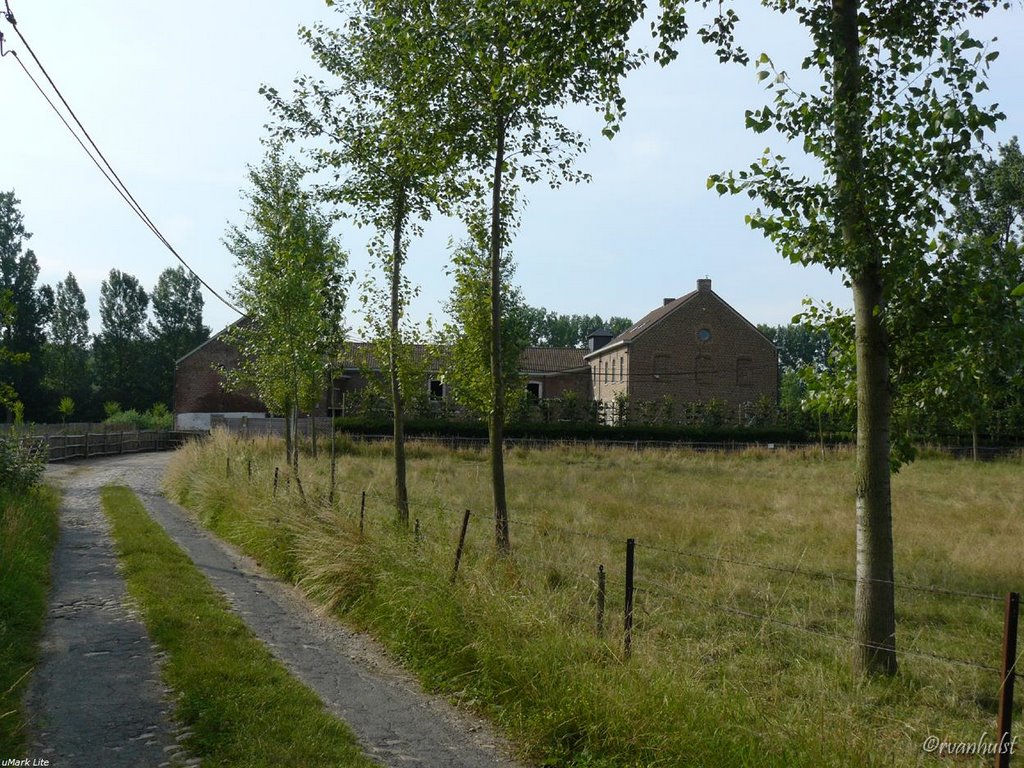 Hoegaarden, Klein-Overlaar, gerestaureerde molen aan de Grote Gete by Vanhulst