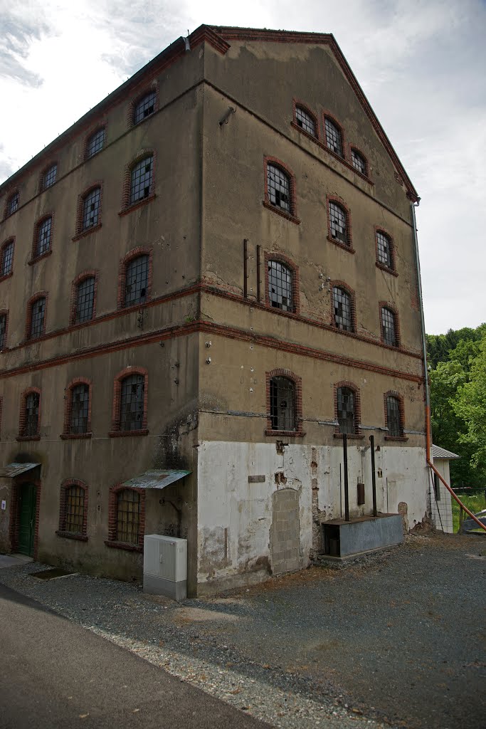 Altes Fabrikgebäude an der Lahn by Jürgen Düring