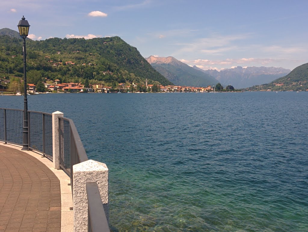 Panorama di Pella dalla spiaggia pubblica by Fabrizio Tonna