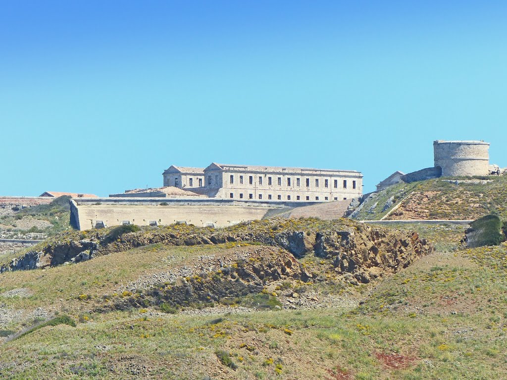 Espagne, sur l'île de Minorque, la Fortelasa de Isabel II à la sortie du port de Mahon by Roger Narbonne