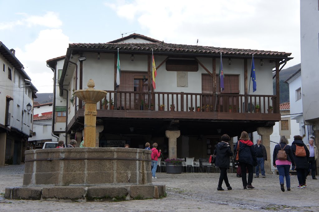 Fuente y Ayuntamiento. by La Casa del Chiflón