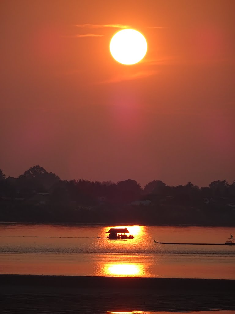 Vientiane riverside by amhenr