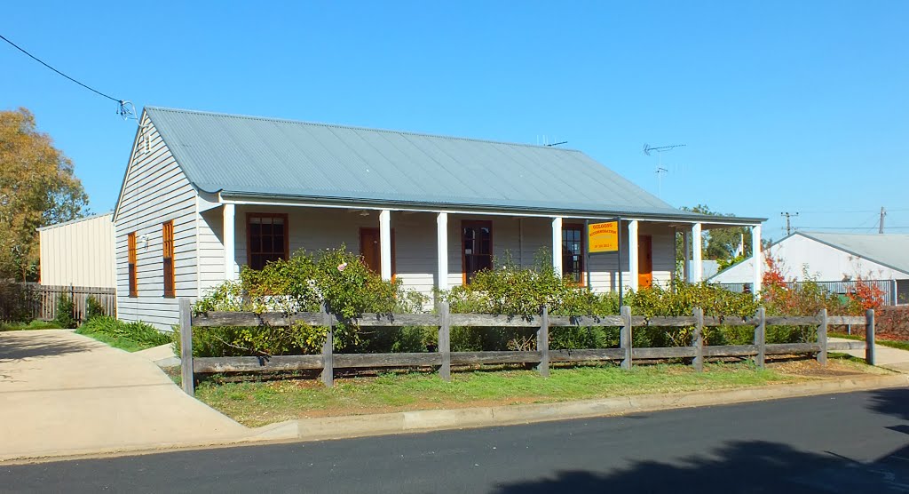 Gulgong Accommodation by Alan Farlow