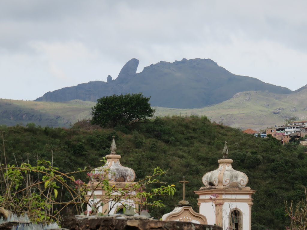 Torres da Igreja do Pilar, ao fundo, o pico do Itacolomi by Patricio Carneiro