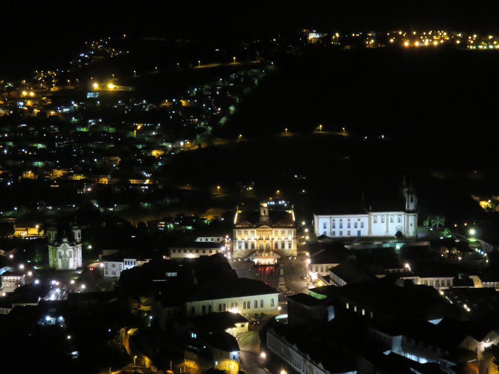 Centro histórico de Ouro Preto, visto do morro de São Sebastião by Patricio Carneiro