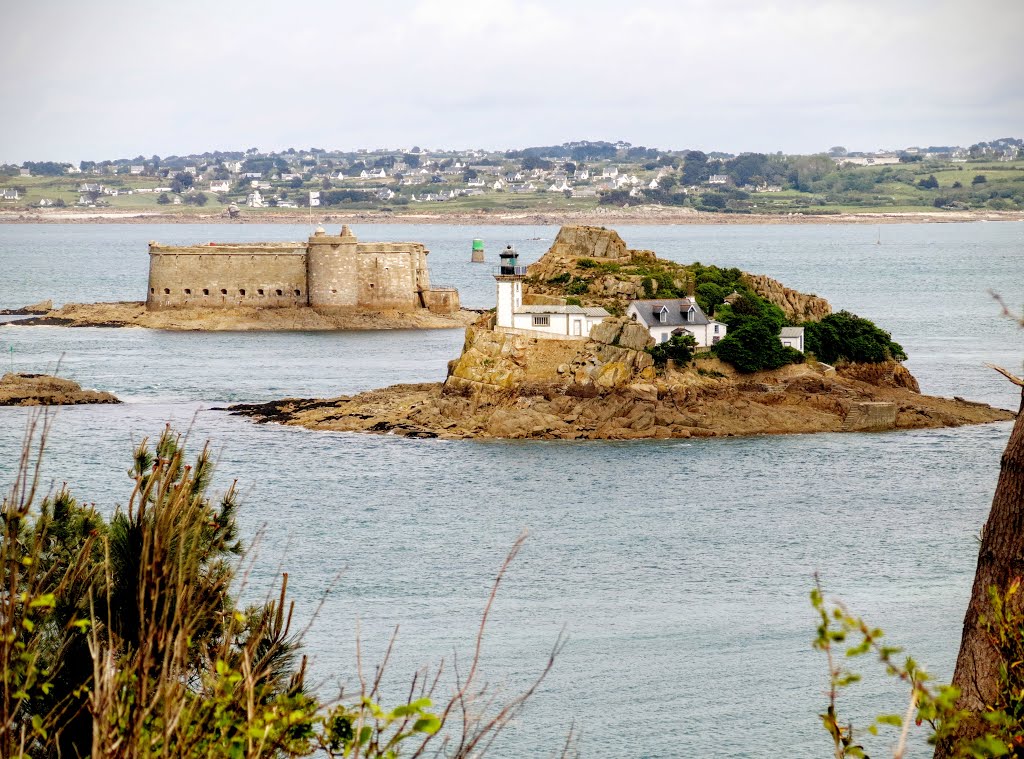 L'île Louët et le château du Taureau ©jpcerny by Jean-Paul Cerny