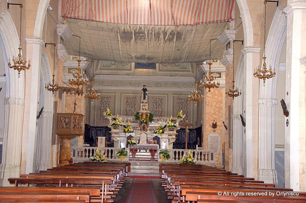 Serramanna: chiesa di San Leonardo - interno - sullo sfondo l'altare maggiore by Orlando Caboni