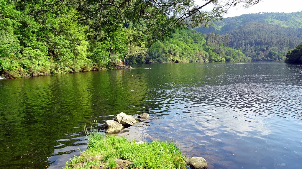 ESPAÑA Playa de la Coba de Ribeira Sacra, Sabiñao by Talavan