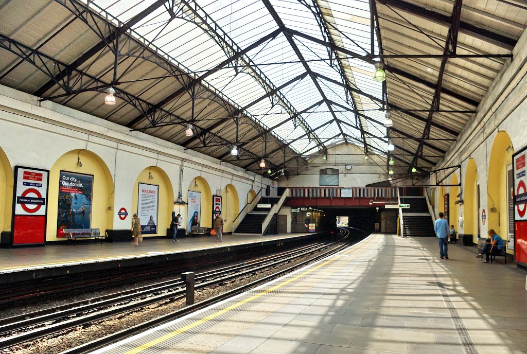 London Underground by Yuri Rapoport