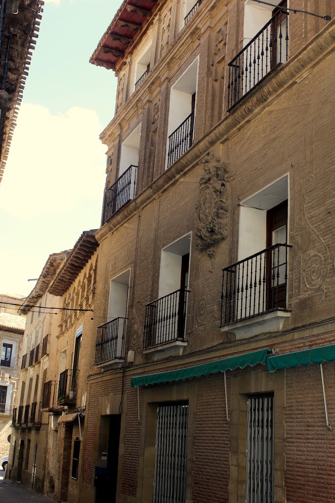 CORELLA (NAVARRA) CASONA CON ESCUDO NOBILIARIO, EN LA CALLE MAYOR by JOSE LUIS OROÑEZ