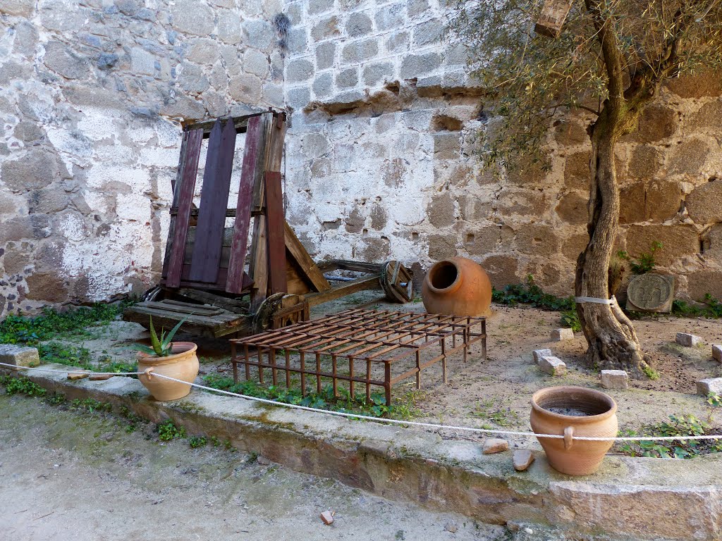 Oropesa (Toledo). Restos de una antigua catapulta. by benjamin M. M.