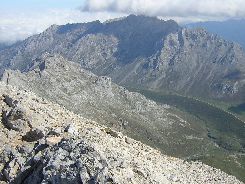 Morra de Lechugales desde Peña vieja, Picos de Europa by Miguel Manso