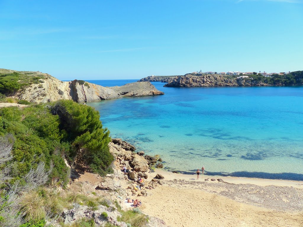 Espagne, sur l'île de Minorque, la belle plage d'Arenal d'En Castell by Roger Narbonne