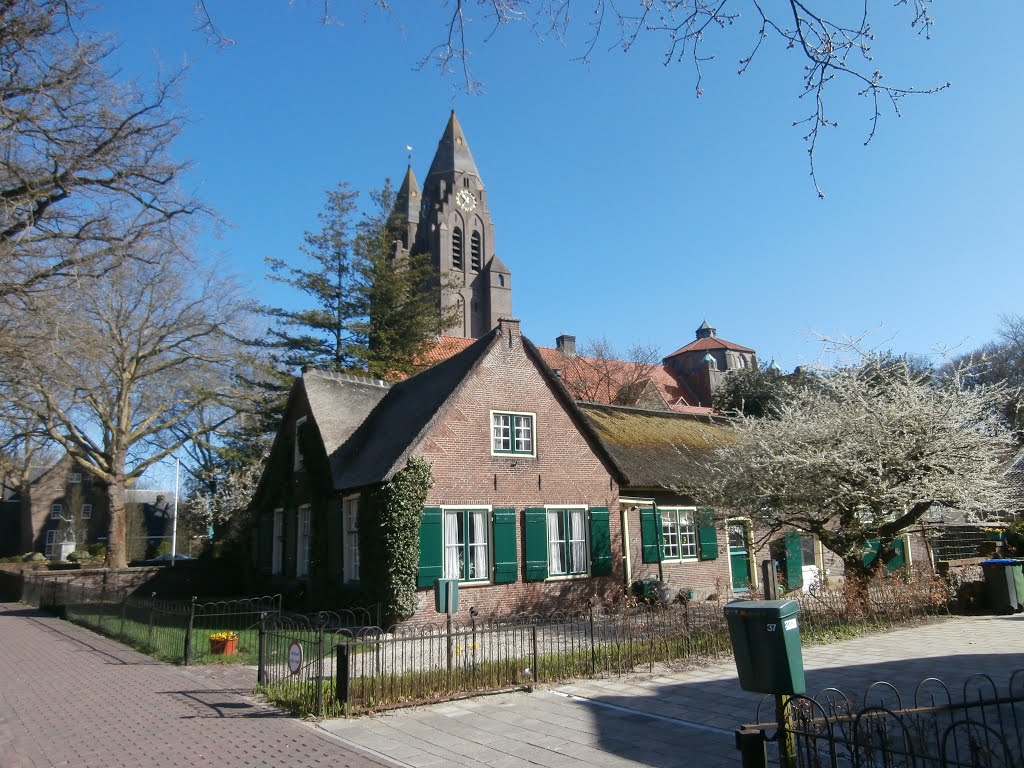 Boerderij op de Brink te Laren (NH), met op de achtergrond de De Basiliek van de heilige Johannes de Doper of Sint-Jansbasiliek. by Dick van Aggelen