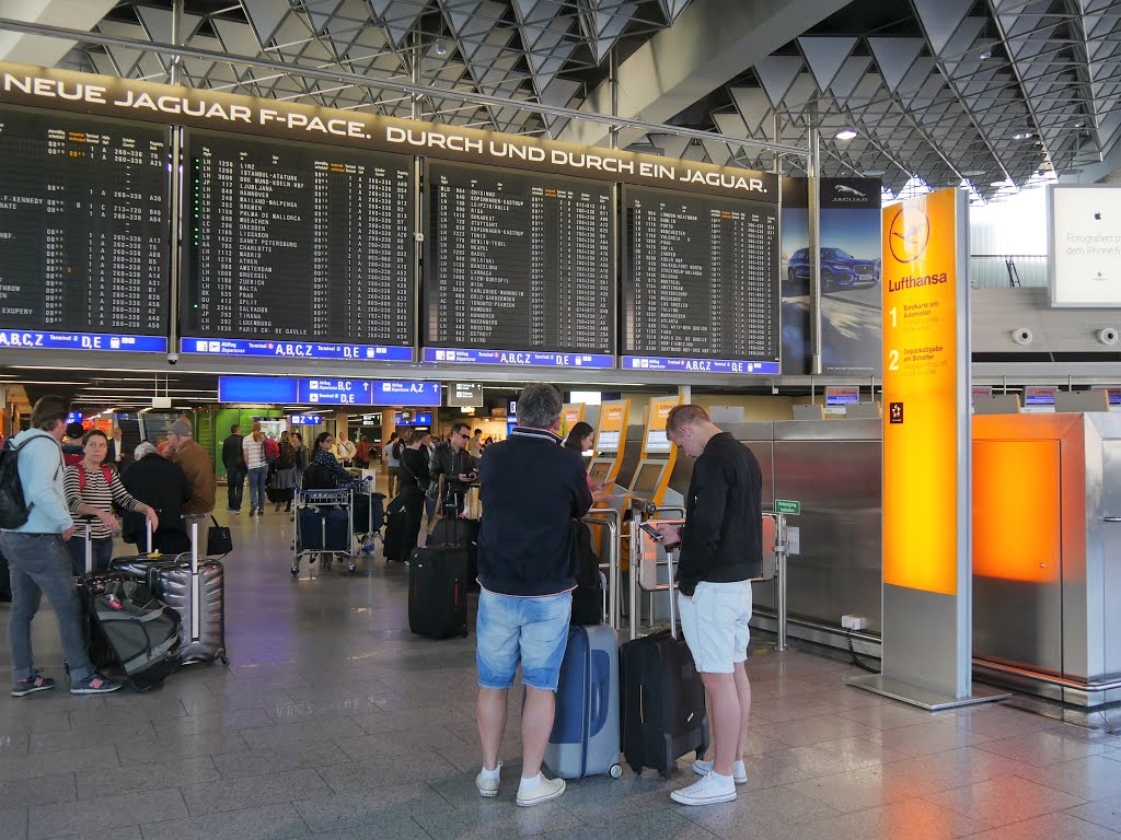 Flughafen, Frankfurt, Germany by Wolfgang Hanko