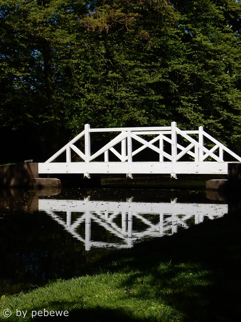 Brücke mit Spiegelung by PeBeWe1