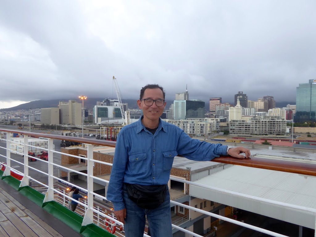 Table Mountain Cape Town Harbour South Africa by Hiroki Ogawa