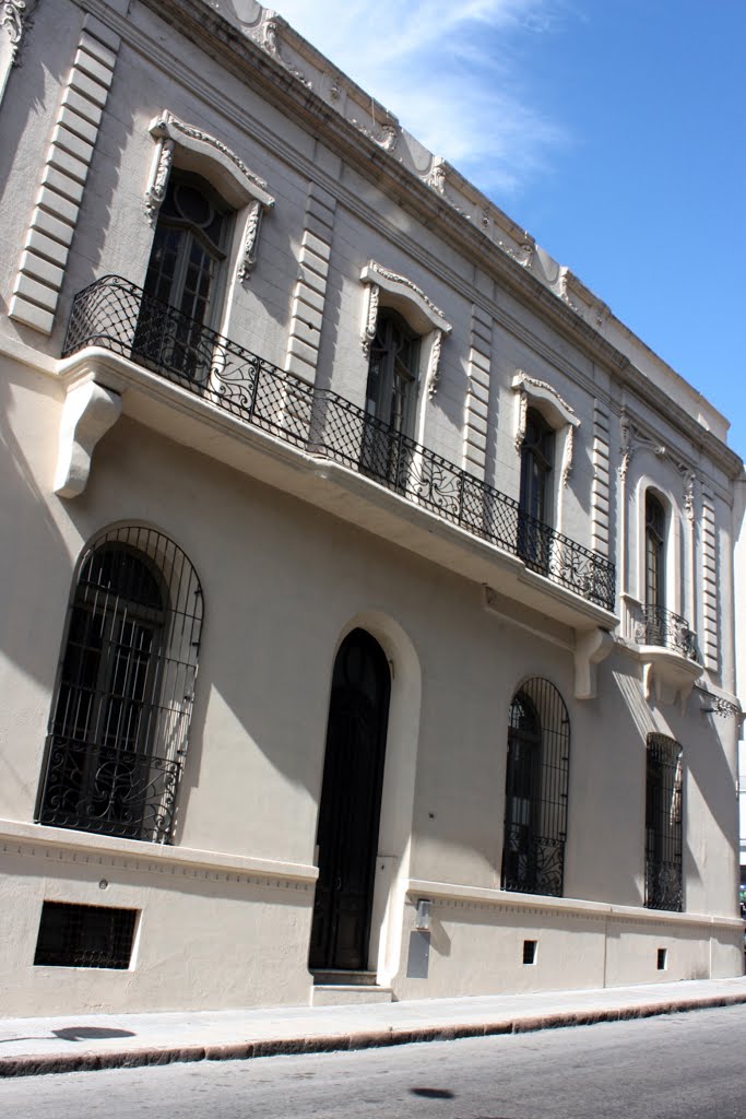 Arquitecturas. Balcones y azoteas, miradores al puerto y a la ciudad. Calle Cerrito esquina Bartolomé Mitre, Ciudad Vieja, Montevideo, Uruguay. by hector.tierno