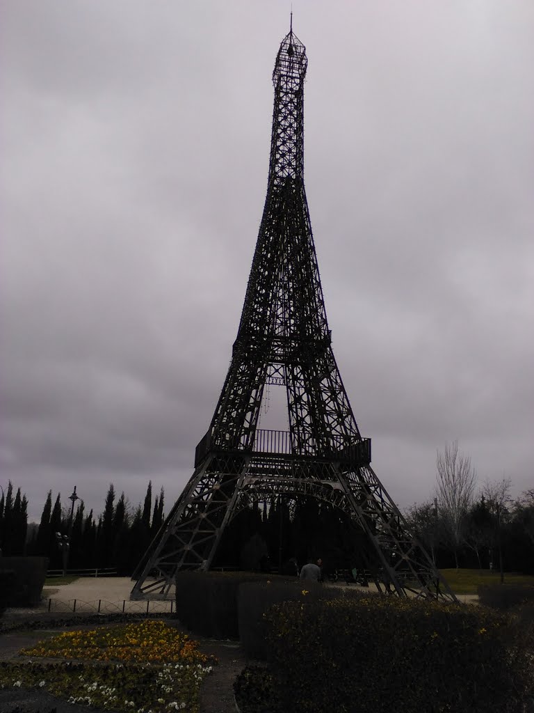 Réplica de la Torre Eiffel - Parque Europa - Torrejón de Ardoz - Madrid - España - Europa by House Housines