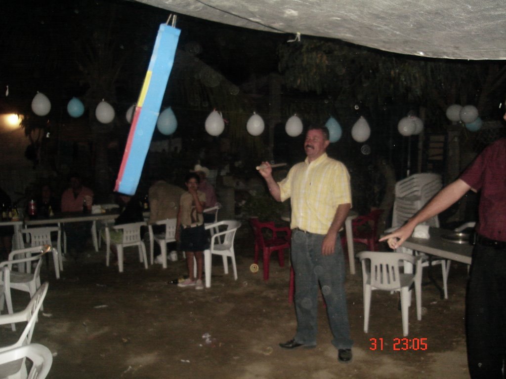 NIÑO TAVO GARROTEANDO LA PIÑATA by joaquin antonio