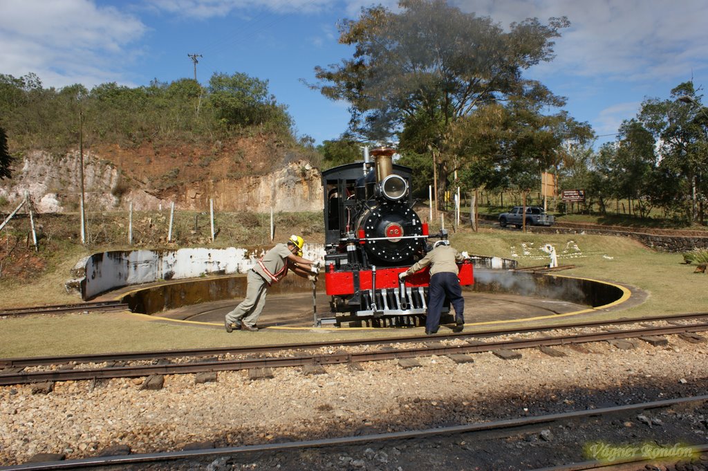 Trem de São João del Rey para Tiradentes by Vágner Rondon