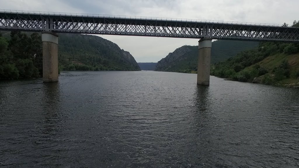 Ponte sobre rio Tejo vista drone by Ramiro Nunes