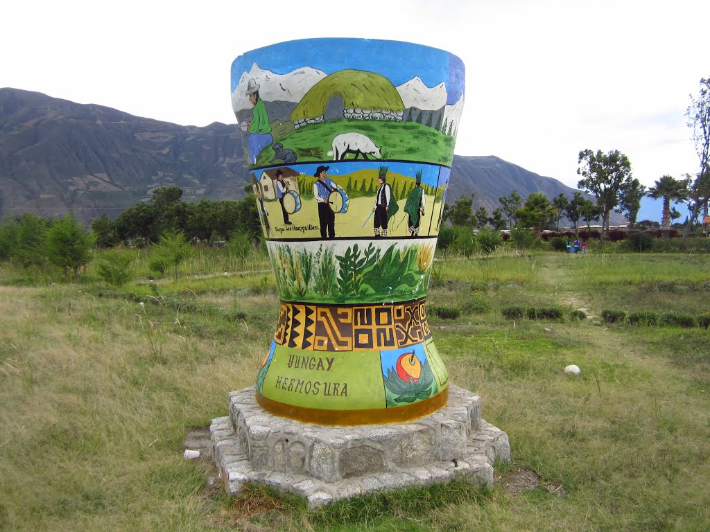 Monumento al Qero, vaso ceremonial en las antiguas civilizaciones peruanas. Una especie de objeto con poder... / En el Camposanto de Yungay, Departamento de Áncash, Perú by Alcione en Yungay