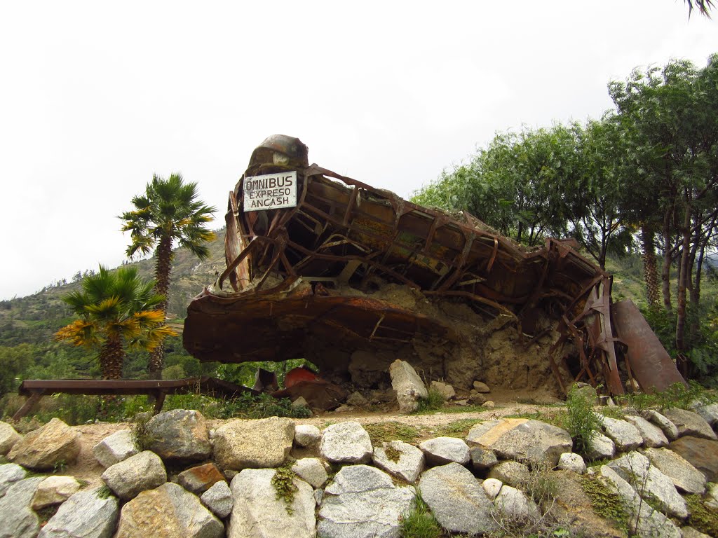 Un autobus que quedó literalmente estrujado por la fuerza del aluvión del 31 de Mayo de 1970; sus fierros retorcidos demuestran el nivel de la tragedia. Camposanto de Yungay, Departamento de Áncash, Perú by Alcione en Yungay