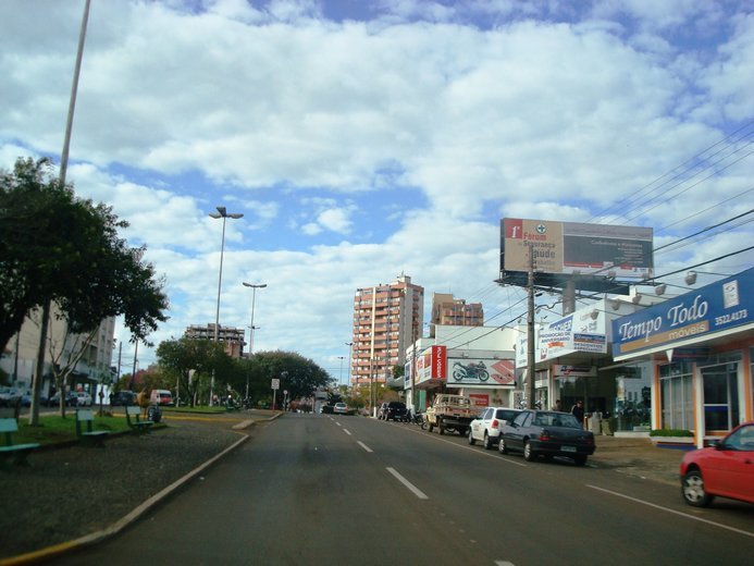 Erechim - Vista da Avenida Sete, chegando a Praça Jaime Lago - 11-08-2008 by Daubi