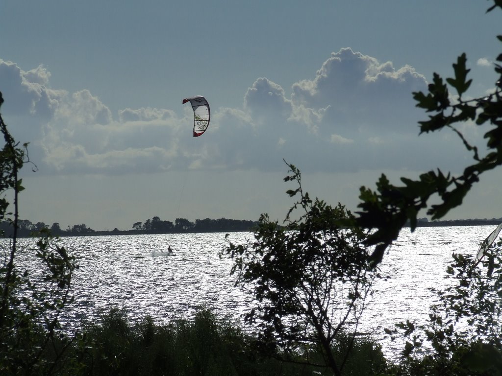 Surfer in der Abendsonne, Wieker Bodden by codatronca