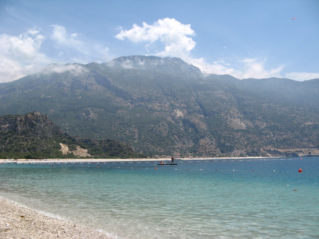 Sicht aus der Blauen Laguna auf den Berg Babadag in Ölüdeniz by yaro_01