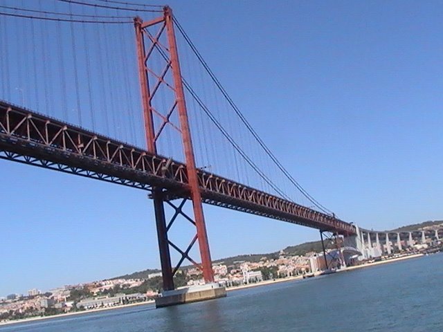 Ponte 25 de Abril by Òscar A