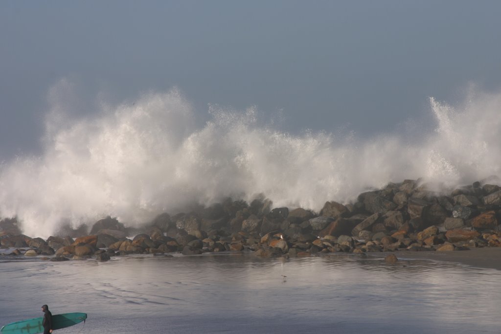 Waves on the Morrow Bay Breakwater by bluedv