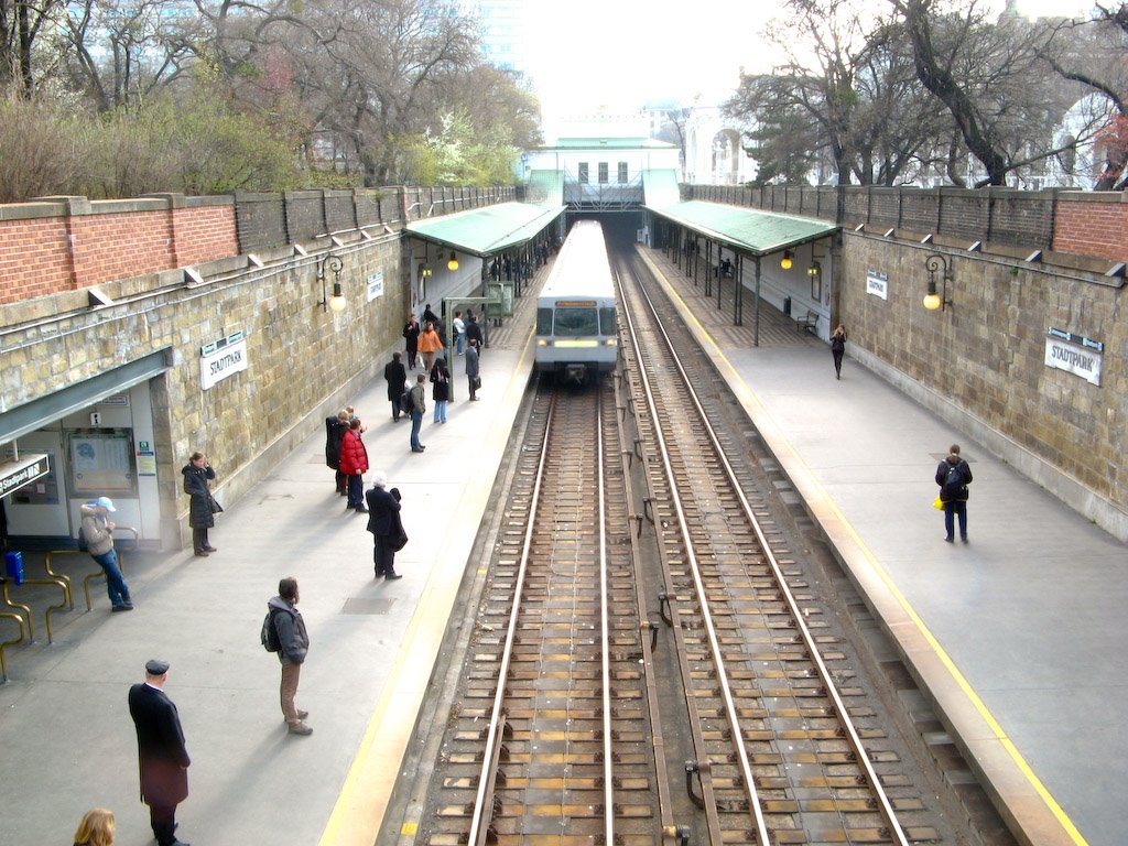 Stadtpark U-bahn, train entering station by ciuc143