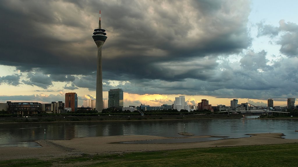 Gewitterfront über dem Rheinturm by K. Berger