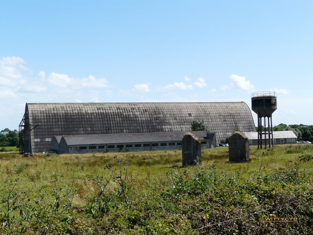 HANGAR A DIRIGEABLES, Parmis les toutes premières construction en beton armé, le dernier restant en France by J-P. GROULT