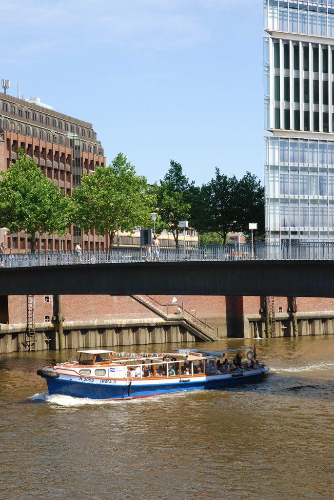 Hamburg, Speicherstadt: Barkasse am Wandrahmsteg by vp2_hmbg-ProPanoramio