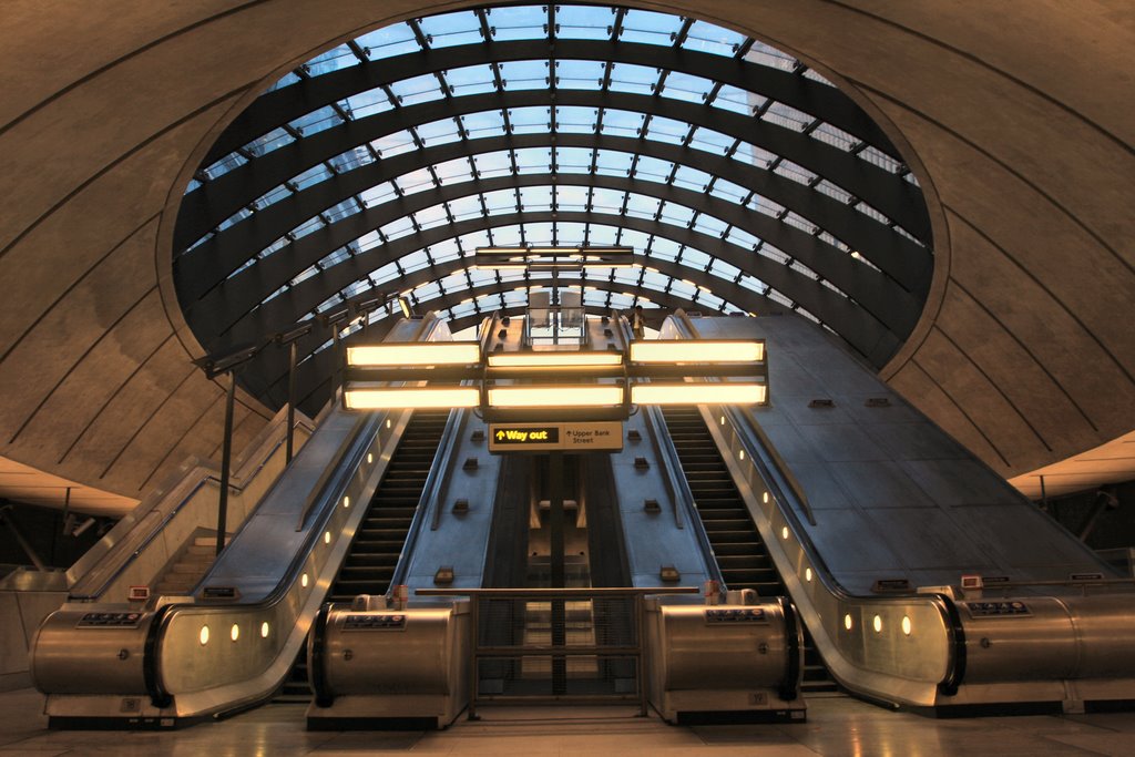 Canary Wharf Station by HShing