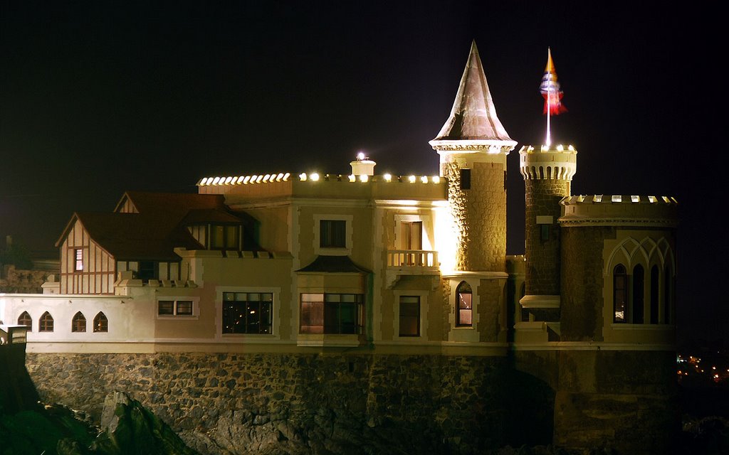 Castillo Wulff nocturno desde el Marga by victor longines