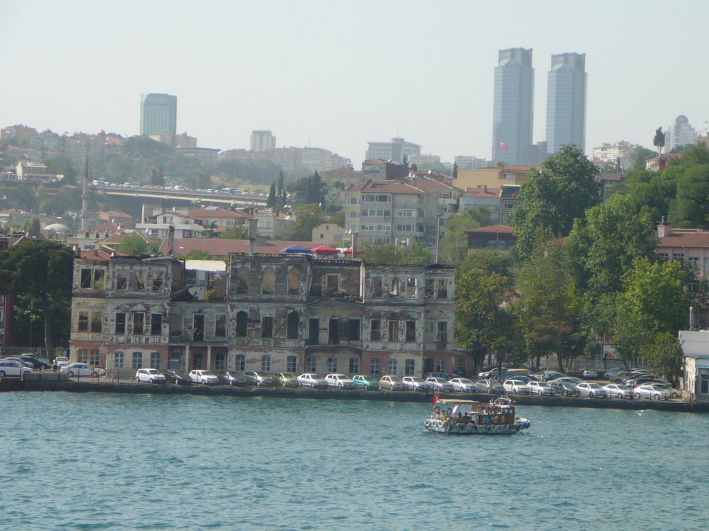 Old and new houses in Istanbul by Павел Сапрыкин