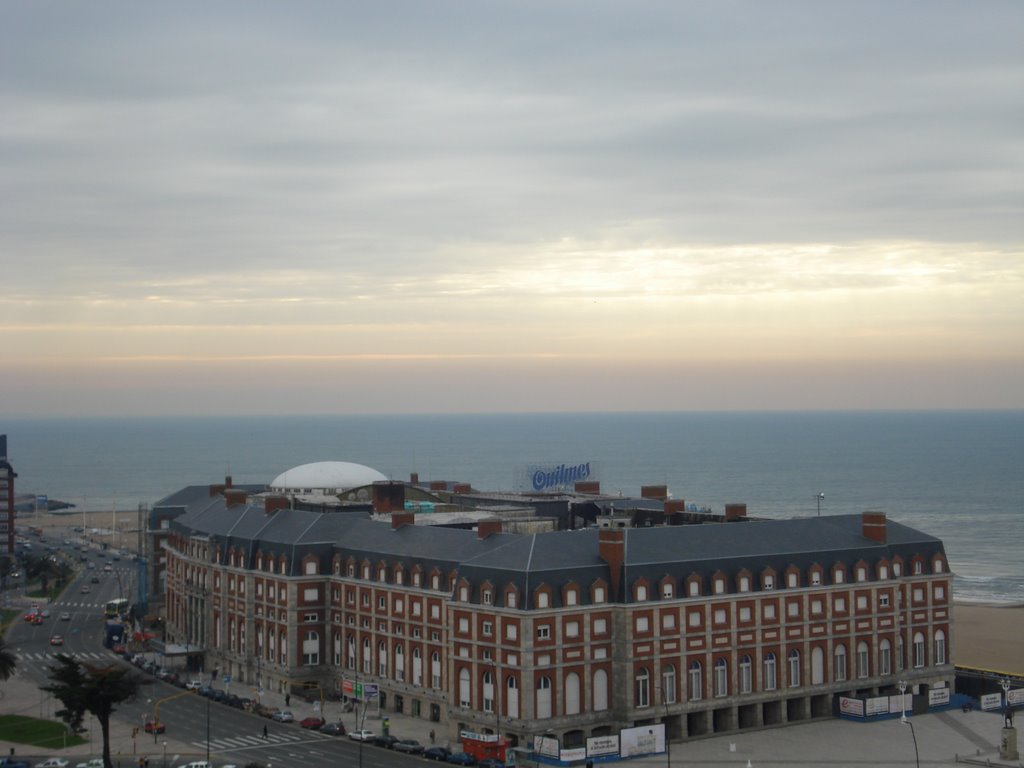 Atardecer nublado sobre Casino Central y el mar by nciuper