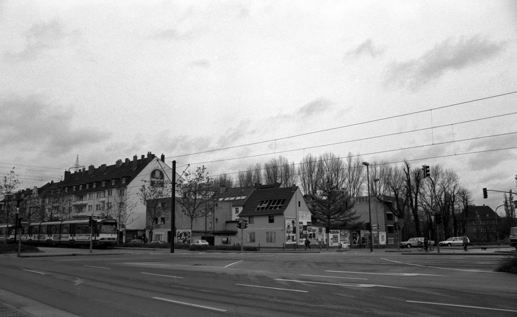 Werstener Kreuz - Blick nach Norden, Ecke "Am Spaltwerk" (November 1990) by Thobu