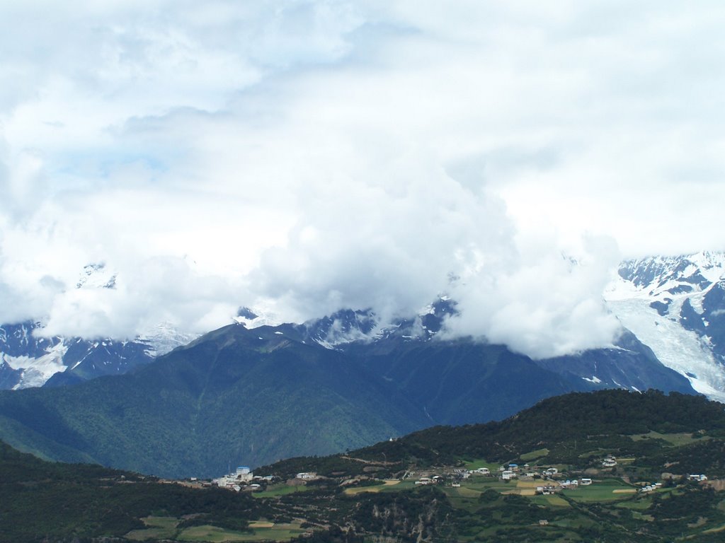 Mei Li summit in cloud 云里的梅里太子峰 by Tyler.Chen